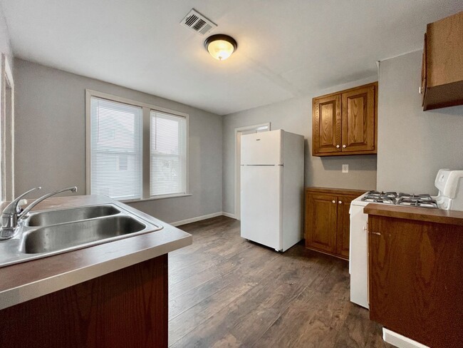 Foto del edificio - One Bedroom Duplex in Muskegon - All Utilities Included!