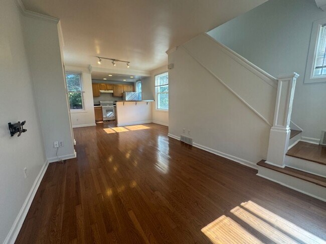 Foto del edificio - Available August 1, 2025; Lease will end J...