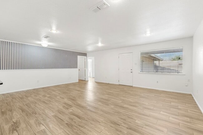 Building Photo - 1418 E Cres Dr
