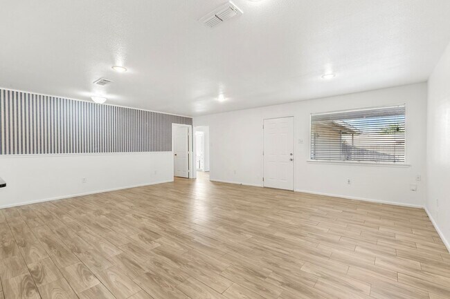 Foto del edificio - 1418 E Cres Dr