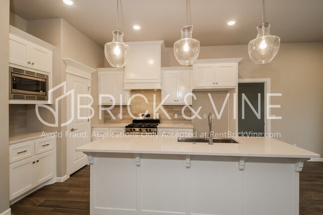 Building Photo - 5116 Whitegold Ave