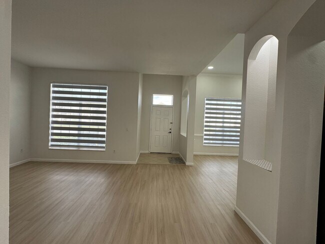 Building Photo - 4 BEDROOOMS,  2 BATHROOM SINGLE FAMILY HOM...