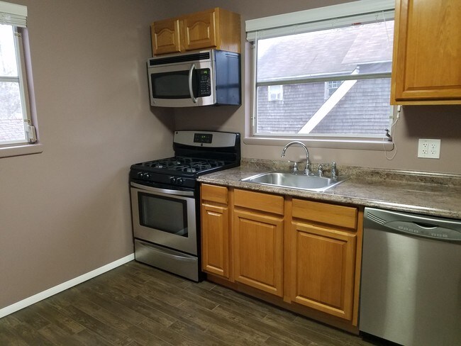 Piso de baldosas nuevo - 100 Manning Pl
