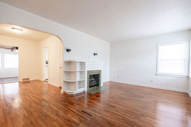 Building Photo - 619 N Glendale St