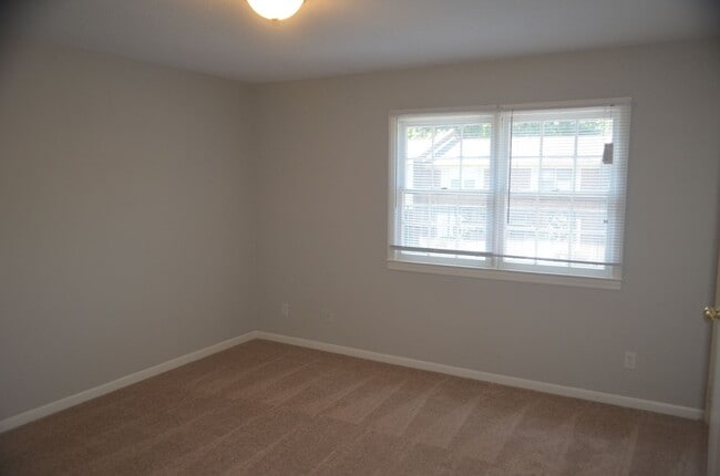 Building Photo - Beautifully Updated 2BR/1.5BA Condo Near Stratford Rd