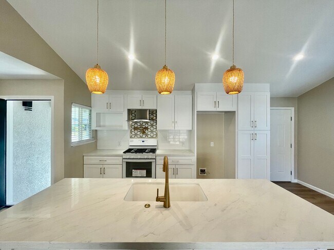Building Photo - NEW Fully Renovated 4bed 2Bath Luxury Home !!