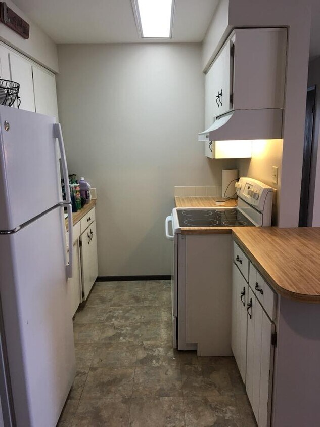 Kitchen - 10102 N Fairview Rd