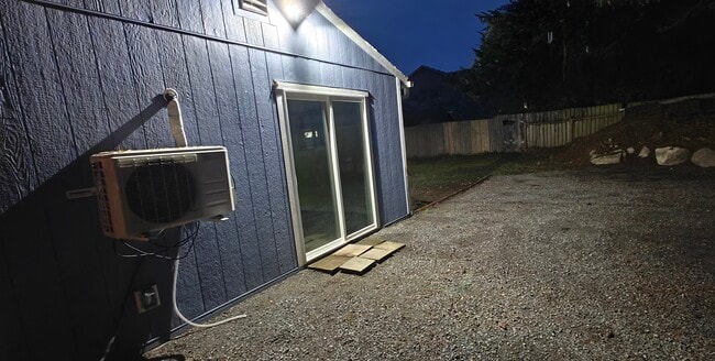 Puerta de patio - 15010 26th Ave NE