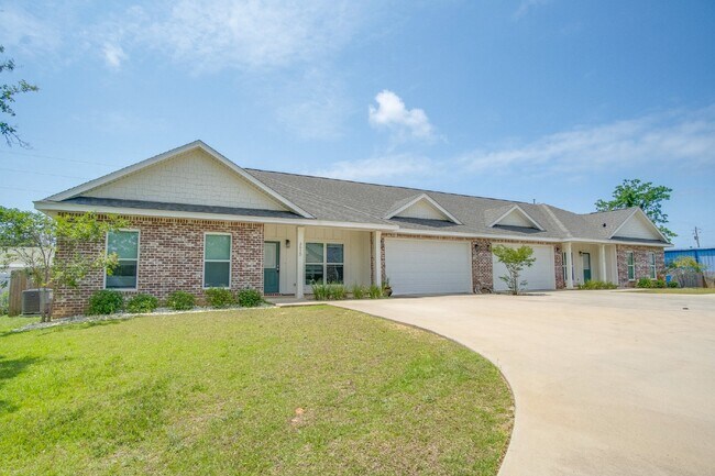 Building Photo - Stunning 3 Bedroom townhome in Gulf Breeze...