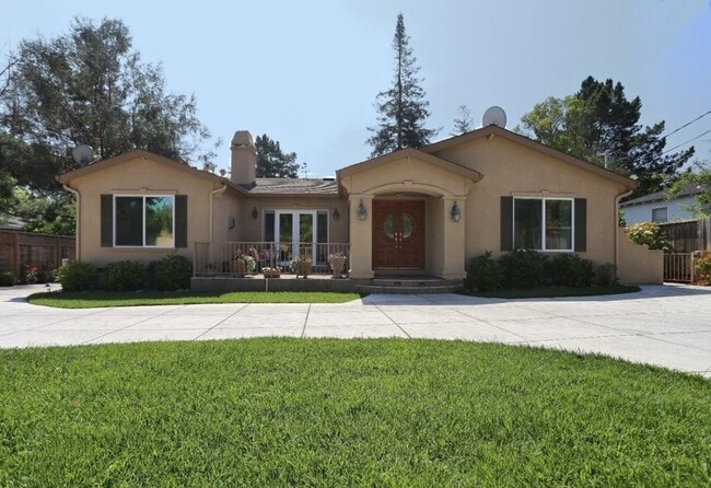 Building Photo - Fabulous updated, fresh and light.  Los Al...