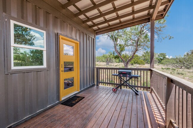 Foto del edificio - The GlampBox. Waterfront, 20 acres, and St...