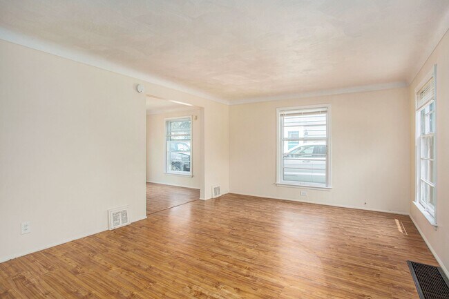 Foto del edificio - AVAILABLE MID-JULY!! 3 Bedroom, 1.5 Single...