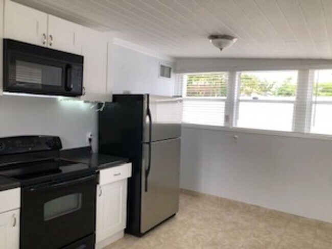 Building Photo - Great 1 bdrm home with HUGE lot!!
