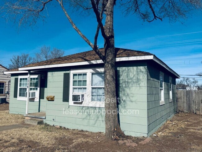 Foto del edificio - 2 bedroom, 1 bath - Large back yard