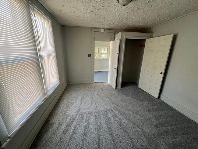 Building Photo - 2 bed 1 bath with garage and fenced in yard