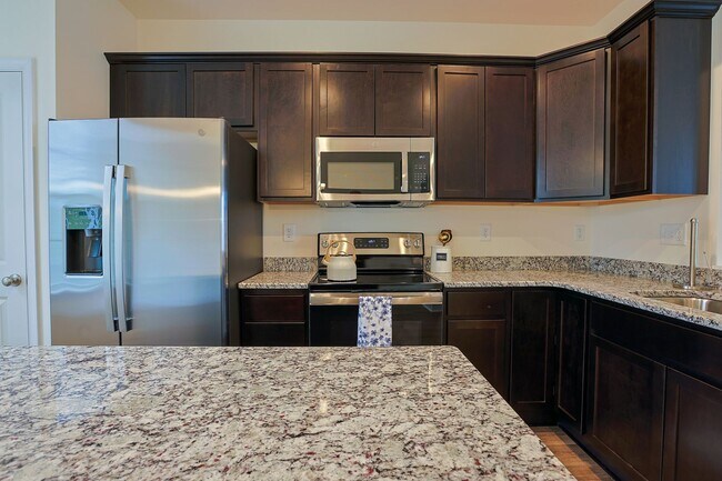 Foto del edificio - $100 Off Special- NEW Townhomes w/ SUNROOM