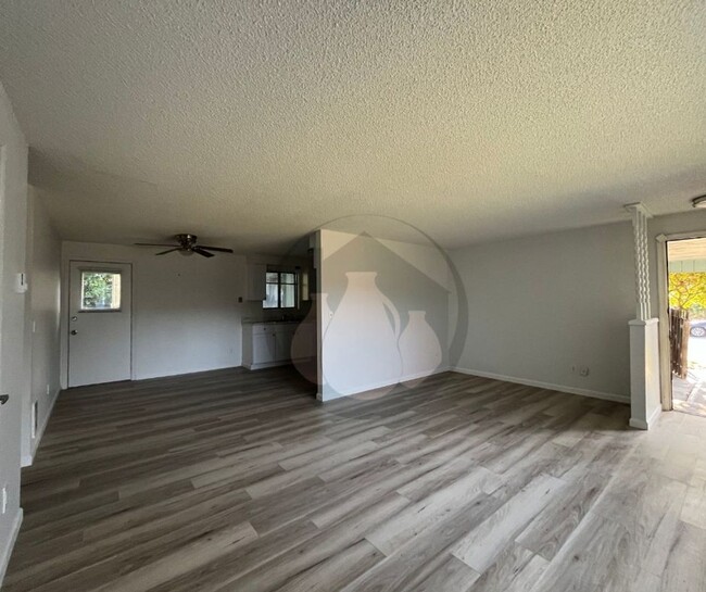 Foto del edificio - Single Level Triplex Ready to move In!