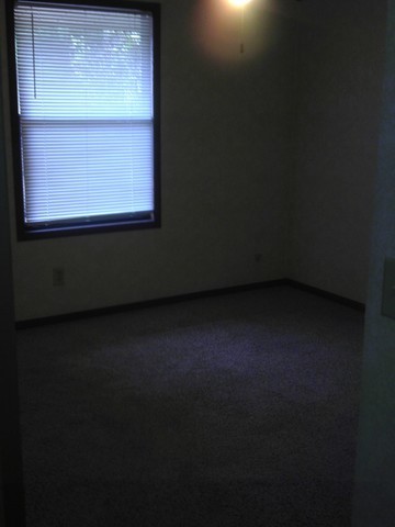 Building Photo - 601 Red Deer Dr