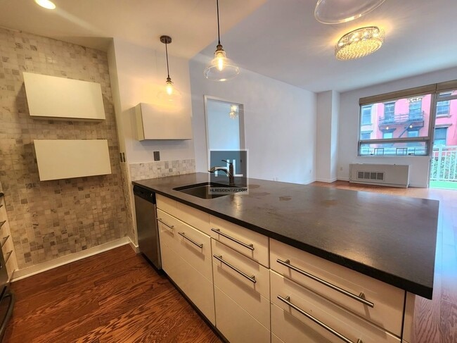 Building Photo - 2BR 2BA w/ Curvy Balcony, In-Unit Laundry, Gym, Roof Deck In Boutique Low-Rise Doorman Building