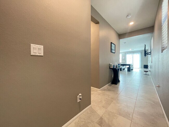 Foto del edificio - (Fully Furnished) 4 Bedroom + Loft,  3 Full Bath, Gated Community in SouthWest.