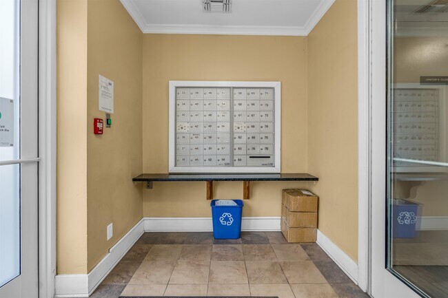 Foto del edificio - 55 Mallory Ave