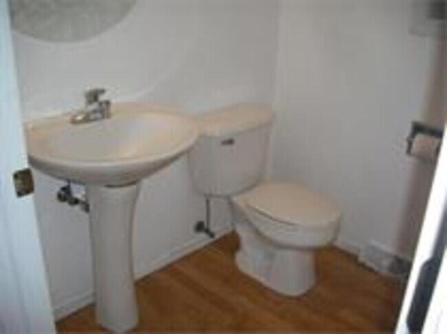 Building Photo - 2652 Maple Hills Dr