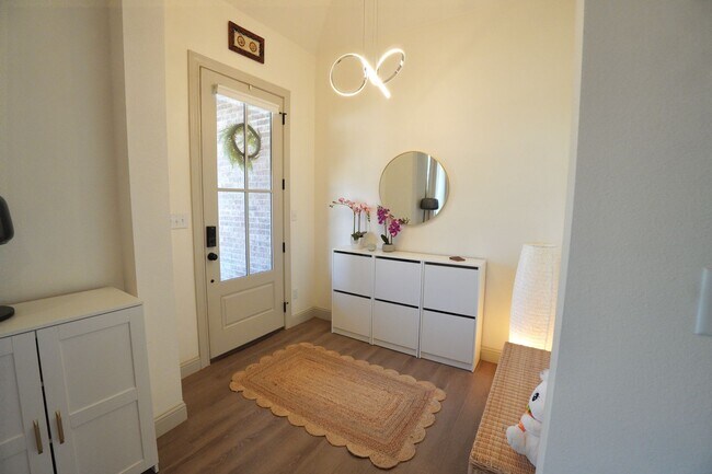 Building Photo - 4 Bedroom 2 bath in Hatton Place!