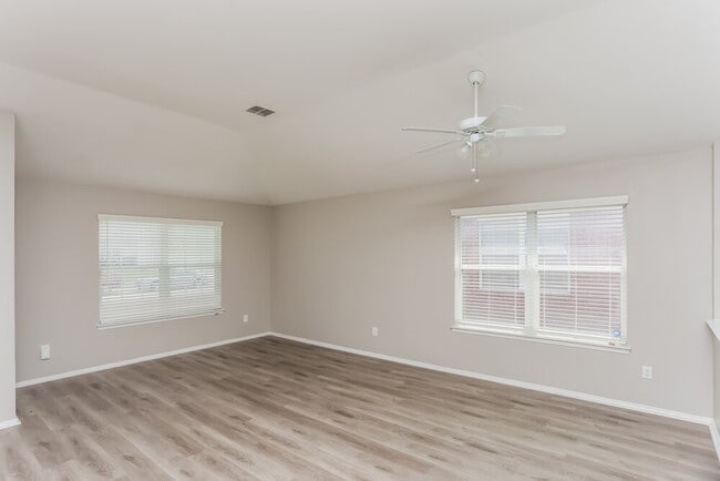 Building Photo - 914 Pryor Dr