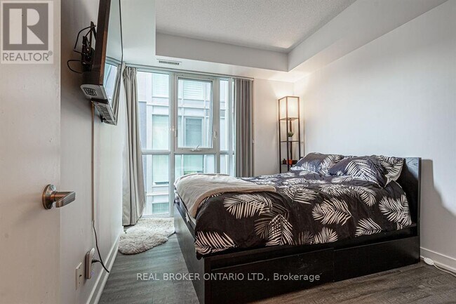 Photo du bâtiment - 5230-5230 Dundas St