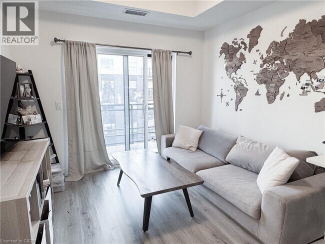 Photo du bâtiment - 504 Northfield Dr E