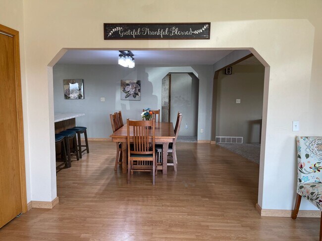 Foto del edificio - Spacious, four-bedroom, two-bathroom, coun...