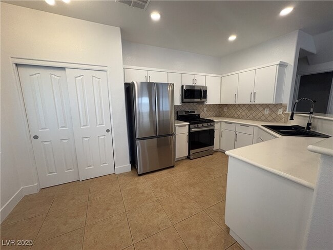Building Photo - 8690 Horizon Wind Ave