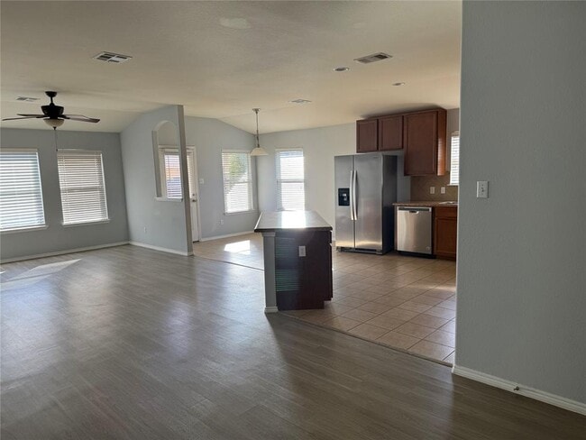 Building Photo - 214 Foxglove Dr