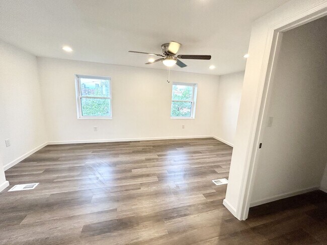 Building Photo - Poplar 3 Bedroom