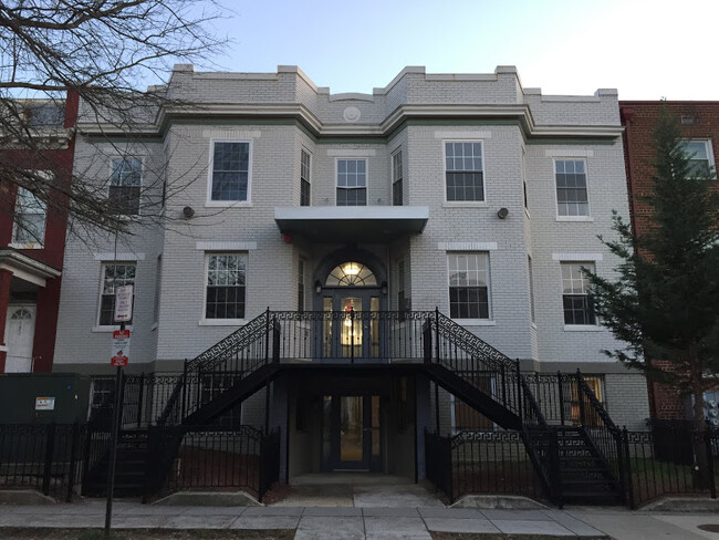 Foto del edificio - 524 Kenyon St NW