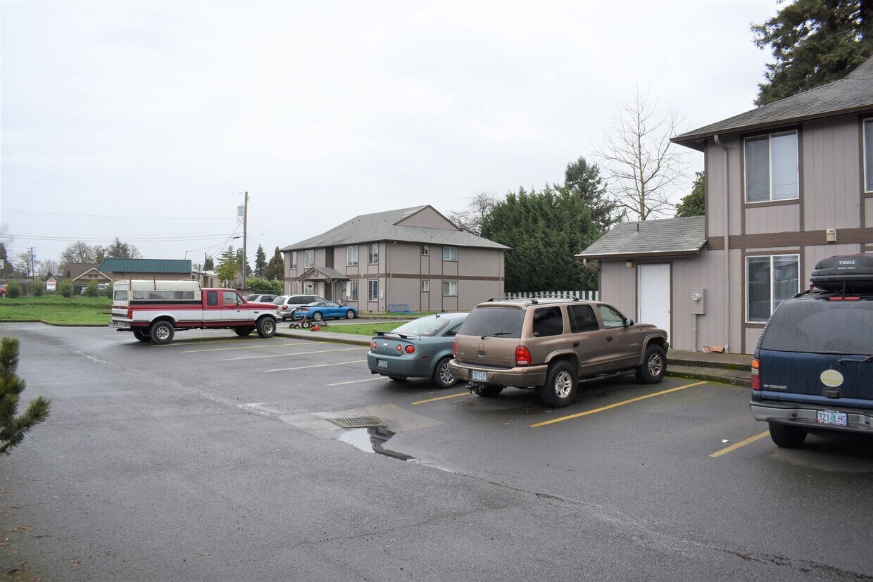 Foto principal - 3-Bedroom, 1-Bathroom Apartment in the Hea...