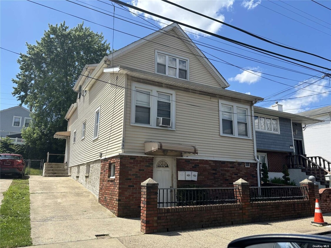 Primary Photo - 122 Hendrickson Ave