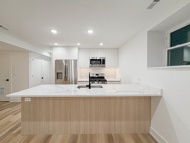 Foto del edificio - 2113 N Kenmore Ave