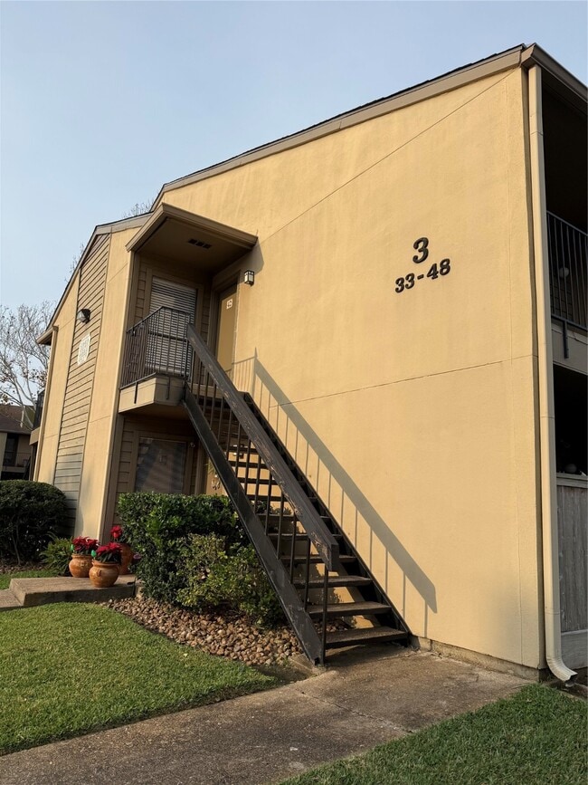 Building Photo - 3300 Pebblebrook Dr