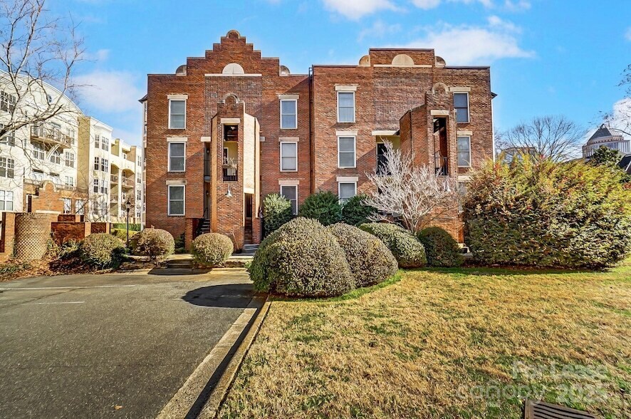 Foto principal - 328 W 6th St