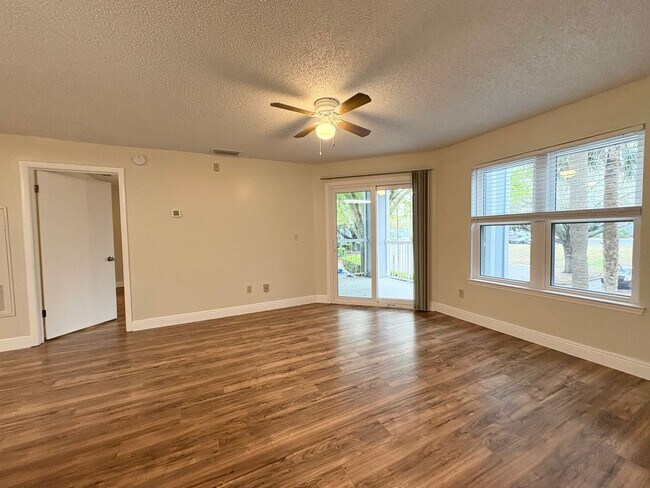 Foto del edificio - Lake Mary Condo ~ Fresh Paint, Laminate Flooring, Fantastic Amenities!