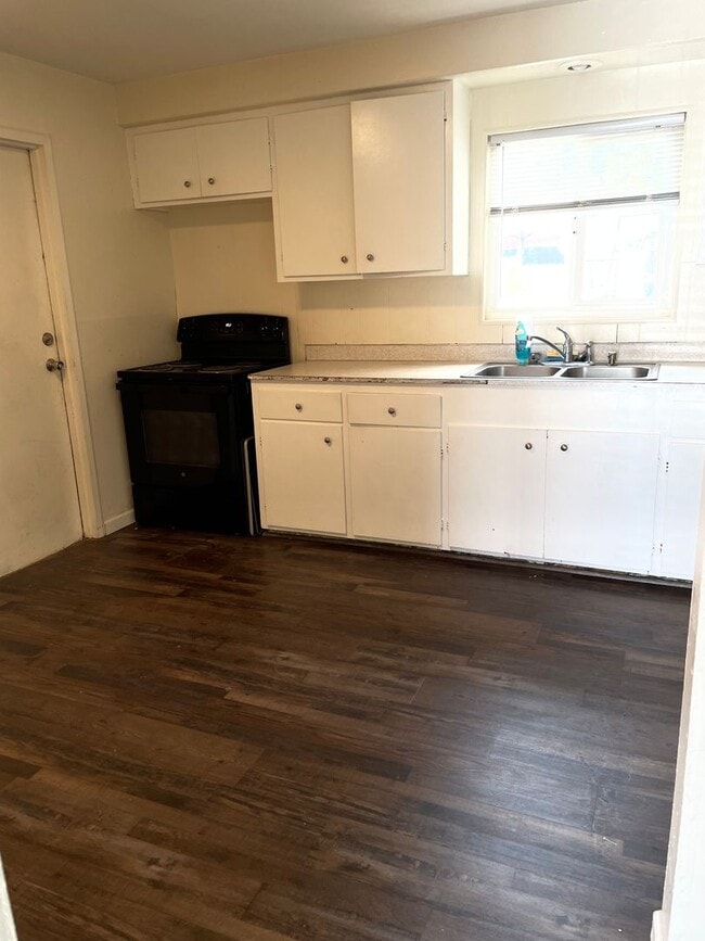 Building Photo - 547-R547 Mary St