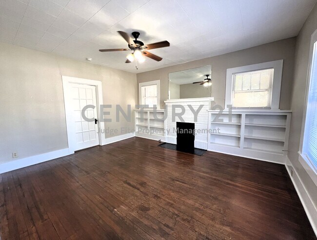 Building Photo - Cute 1/1 Duplex Just Minutes from Campus R...