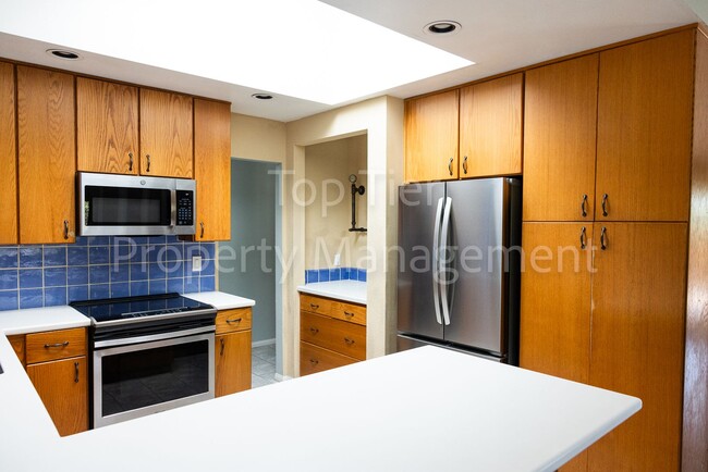 Building Photo - Stunning 4-Bedroom 4 bed / 3 bath / 2,344 ...