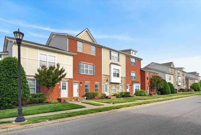 Building Photo - 3 Bedroom 3 1/2 Bath Pet Friendly Condo For Rent!