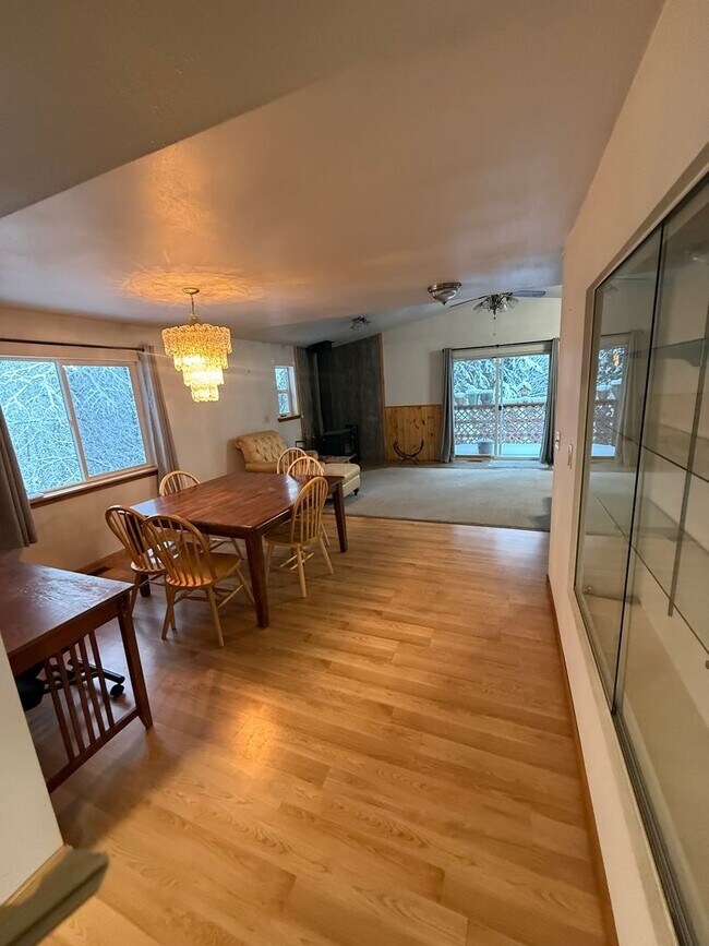 Foto del edificio - Spacious 3-Bedroom, 2-Bath Home, 2 Car Garage, Just Outside of Town – Pets Welcome!