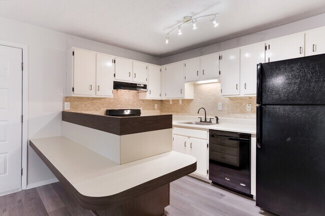 Kitchen - 916 Dunbar Dr