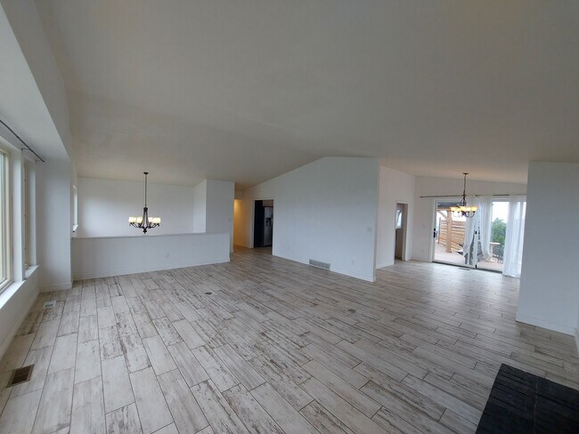 Building Photo - 415 Thames Dr