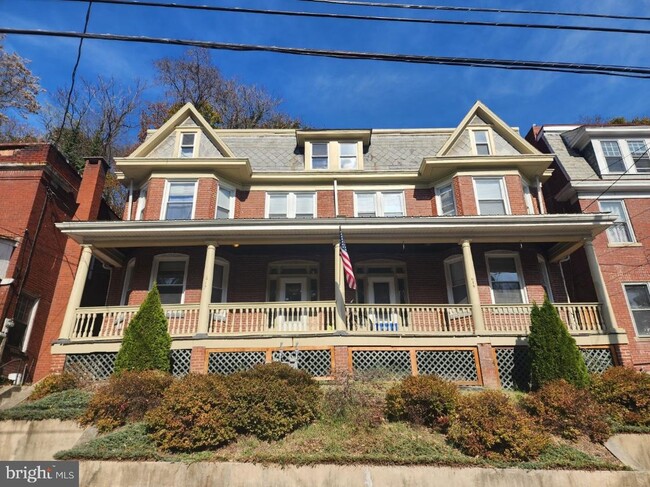 Building Photo - 615 Greene St