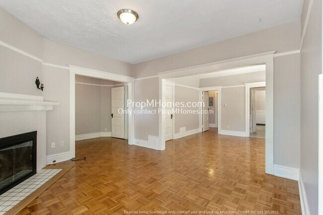 Foto del edificio - Charming Two-Bedroom Upper-Level Duplex in...